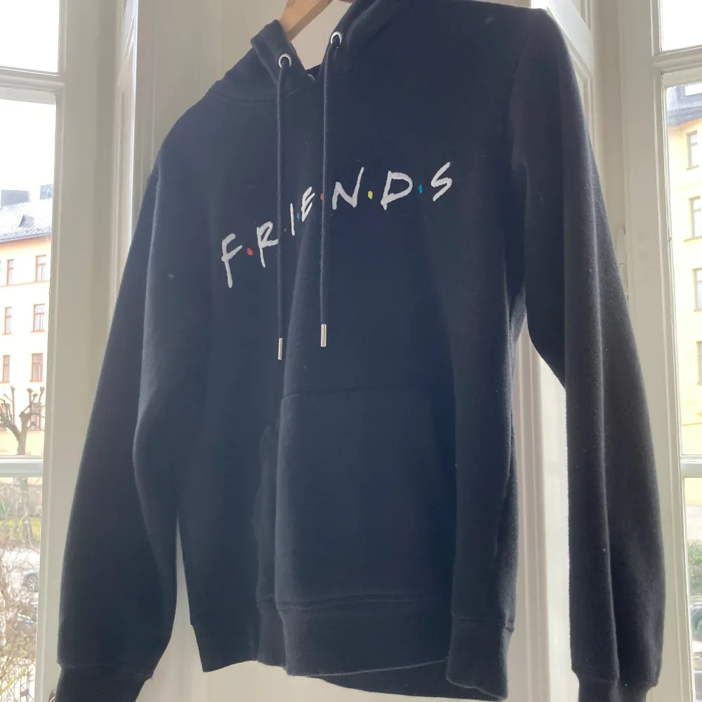 Snygg svart Friends Hoodie i xs. Köpt secondhand och i gott skick utan defekter.💗 Används tyvärr inte längre. Perfekt basic till sommaren.🪻. Hoodies.