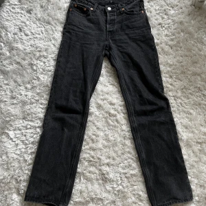Svarta jeans från weekday - Jeansen är i bra skick men lite slitna på fåtal ställen.💘 Säljer för 200kr men pris kan diskuteras. De är köpta för 550kr💗 Om du har några frågor om mått och annat är det bara att fråga💖