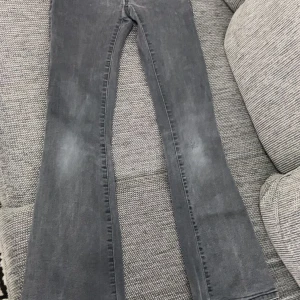 Bootcut jeans - Lite svarta och gråa lågmidjad och bootcut väldigt snygg och skön passar med allt.