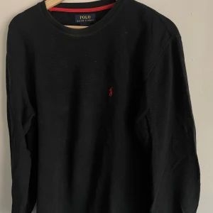 Ralph Lauren crewneck - Använd men fortfarande i bra skicka - inga hål.   Storlek M.