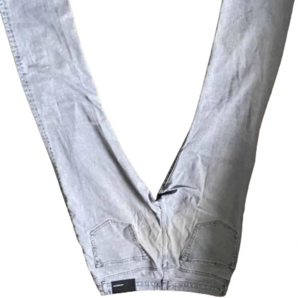 Tja,  Nu säljer vi ett par Blk DNM jeans (grå). De är oanvända. Nypris: 1700kr  storleken är 34/34 vilket känns stort men modellen brukar bära 32/34 och dem passar utmärkt! Hör av er vid frågor eller intresse så löser vi en deal😉. Jeans & Byxor.