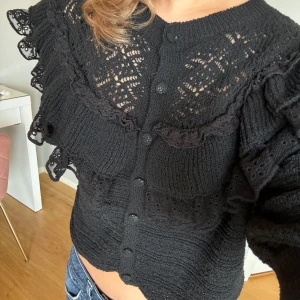 Zara kofta/blus - Jättefin svart kofta/blus från Zara stl s. Bra skick, har inte använt den ofta alls. Passar bra till sommaren också💓 OBS! Köparen står för frakten 