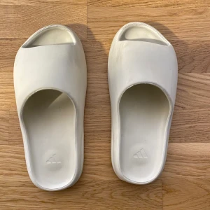 Adidas Yeezy Slide - Ett par Yeezy Slides Bone Storlek 43 EU / 9.5 US Bra skick Pris kan diskuteras!