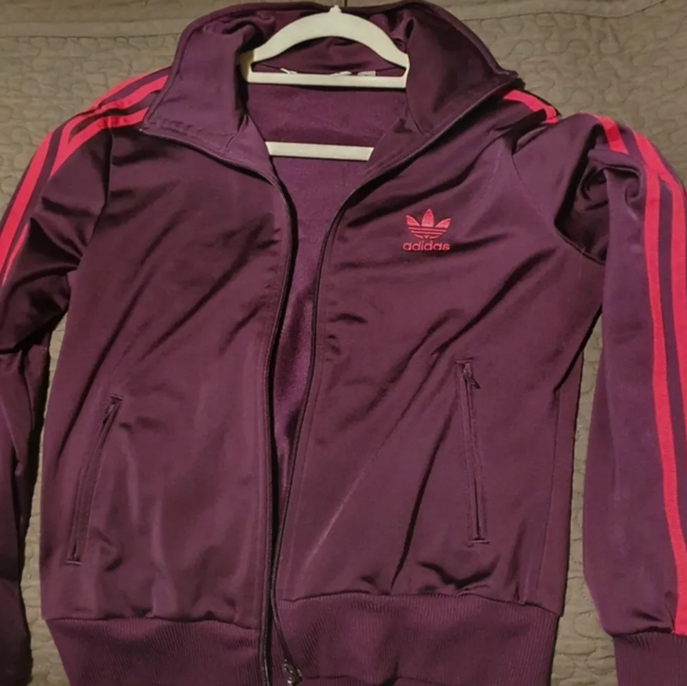 Snygg adidas zip up, köpt på Vinted🤍 Passar mig som vanligtvis bär storlek S/M, skriv för fler frågor! :). Hoodies.