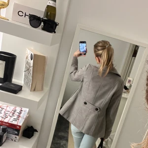 Kappa  - Säljer min kappa från H&M i super bra skick❤️ Säljer då jag har en del jackor nu och rensar💗Storlek 38 men passar mig som brukar ha 34🥰Perfekt till våren!🔥