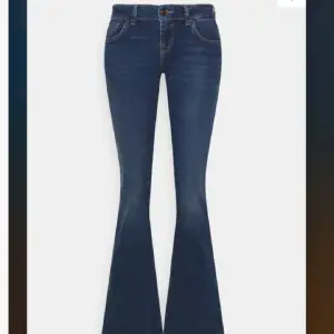 Ltb jeans i modellen Roxy, säljer pga att dom inte kommer till användning💕 passar längden på mig som är 166