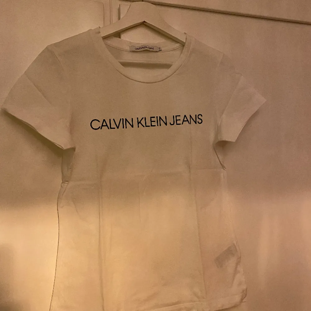 Jättefin vit t-shirt från Calvin Klein, sparsamt använd, säljer då jag tyvärr inte använder den💕Nypris ca 300kr (ser lite gul ut men det är bara ljuset), skriv privat så skickar jag fler bilder💕. T-shirts.