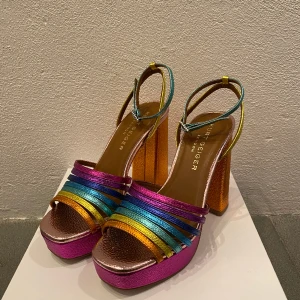 KURT GEIGER london klackar - Jättesnygga blockklackar från Kurt geiger london. Använda en gång, inget tecken på användning.  Nypris 1800kr