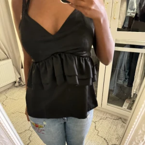 Svart tröja med volang  - Använd en gång😇😊