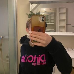 Dirtcült hoddie - Säljer denna hoodie eftersom den inte kommit till användning. Jätte fin och använd ett par gånger.  Hoodien är i storlek M men passar mig som har S med.