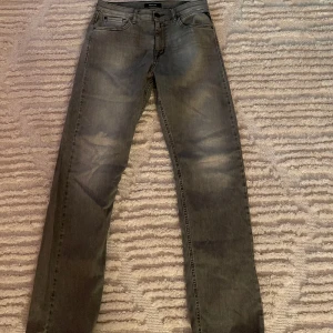 Replay jeans - Säljer dessa replay jeans i storlek 16 år/ 166 cm. De passar dock upp mot 170 cm. Modellen är thad. Dessa jeans är inte slim de är baggy!