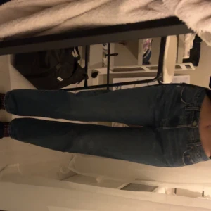 Jeans  - Levis jeans som aldrig är använda, köpta för 1200 säljer för 600+frakt.  Säljer för de är något för korta på mig ( 175 lång )  