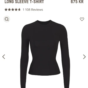 Skims cotton jersey long sleeve t-shirt - Jätte fin tröja som jag har använt några gånger,finns inga hål den är som ny Jag köpte den för 695kr och säljer för 350kr plus frakt♥️