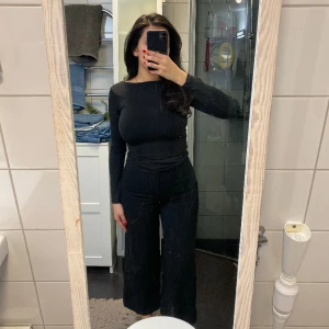 Kostymbyxor  - Ett par svarta pösiga kostymbyxor från zara. Sitter tajtare öppe. Storlek XS/34.