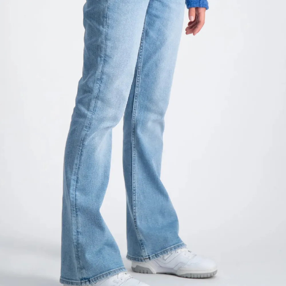 Beställde dessa men var för små.  Jättefina, bootcut jeans i ljusblå färg.  Vid midjan är byxorna mellan low och mid waist❤️Personligen var dom low waist på mig. . Jeans & Byxor.