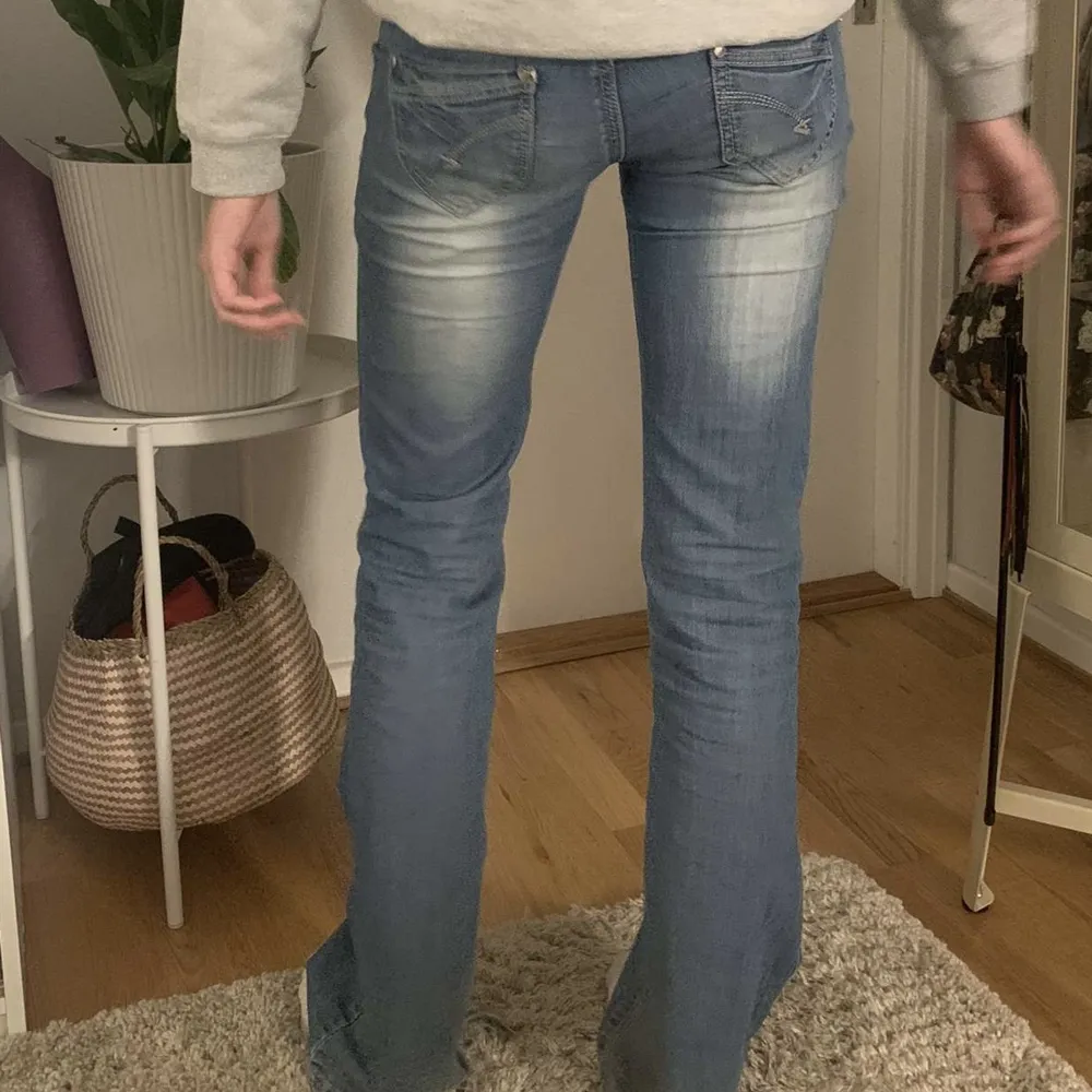 Säljer mina favvo jeans😍 Dessa jeans är de snyggaste jeansen jag äger och dem har världens finaste passform. Har fått massor av komplimanger när jag har på mig dem och man känner sig så snygg😍 De är köpta utomlands. Säljer då dem börjar bli lite små🌸. Jeans & Byxor.