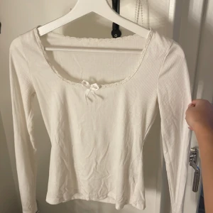 sååå fin långärmad  - superfin långärmad tröja med rosett💓 använd fåtal gånger