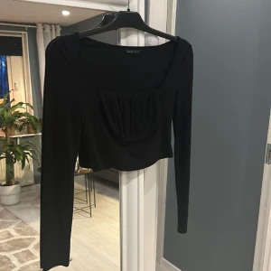 Topp  - Topp från SHEIN. Kommer inte tlll användning för mig längre. Bra skick. Mag kort. Frakten betalar köparen själv 