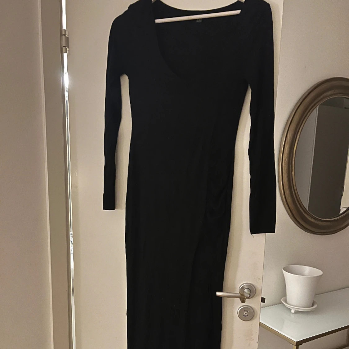 Svart klänning med slits  - 90