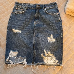 Jeanskjol Gina Tricot - Använd fåtal gånger, mycket bra skick. Storlek 38. 200kr