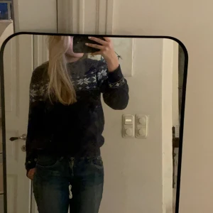 Fin stickad tröja💕 - Jättefin och mysig stickad tröja i mörkblått från Bondelid💕