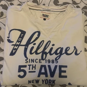 Tommy hilfiger tröja  - Fin märkes tröja för bra pris ! Bra skick storlek S passar M med !