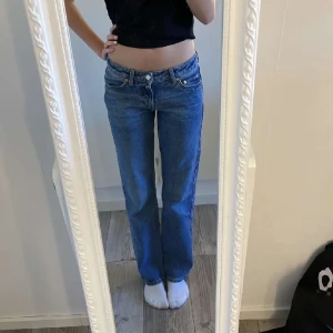 Low jeans  - Säljer mina arrow low jeans för dom inte kommer till användning längre, första bilden är tagen o färgen är som andra🥰