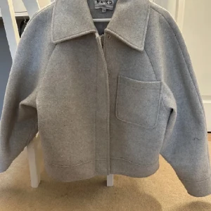 Kappa  - Kappa från NAKD. Använd hela våren och halva sommaren. Den är nopprig men finns så man kan få bort. Inga stora defekter mer än det noppriga 