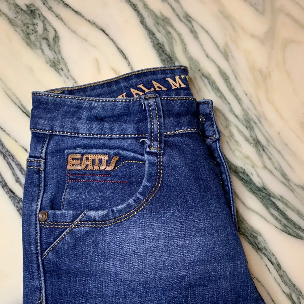 Ett par lågmidjade jeans i bra skick, knappt använda. Bara fråga om du vill ha fler bilder eller har någon annan fråga. . Jeans & Byxor.