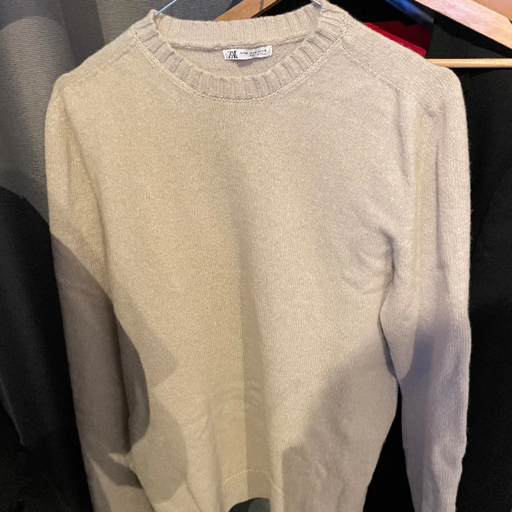 Säljer denna riktigt snygga tröjan ifrån Zara då den inte kommer till användning! Knappast använd och därför i extremt bra skick! Priset kan diskuteras vid snabb affär!. Stickat.