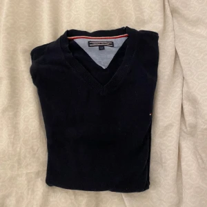 Tommy Hilfiger Tröjor (164) - Skick: 9/10 Storlek: 164 119 kr styck. 200 kr sammanlagt om båda köps samtidigt. 
