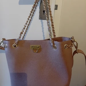 Kenzie handväska  - Supper snygg handväska använd fåtal gånger så gott som ny  