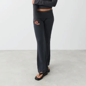 Ginatricot yogapants  - Säljer mina lågmidjade yogapants från Ginatricot köpta för 359kr. Knappt använda alltså nyskick❤️