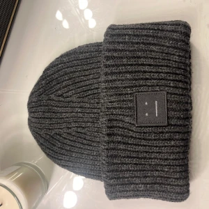 Acne mössa  - Acne mössa