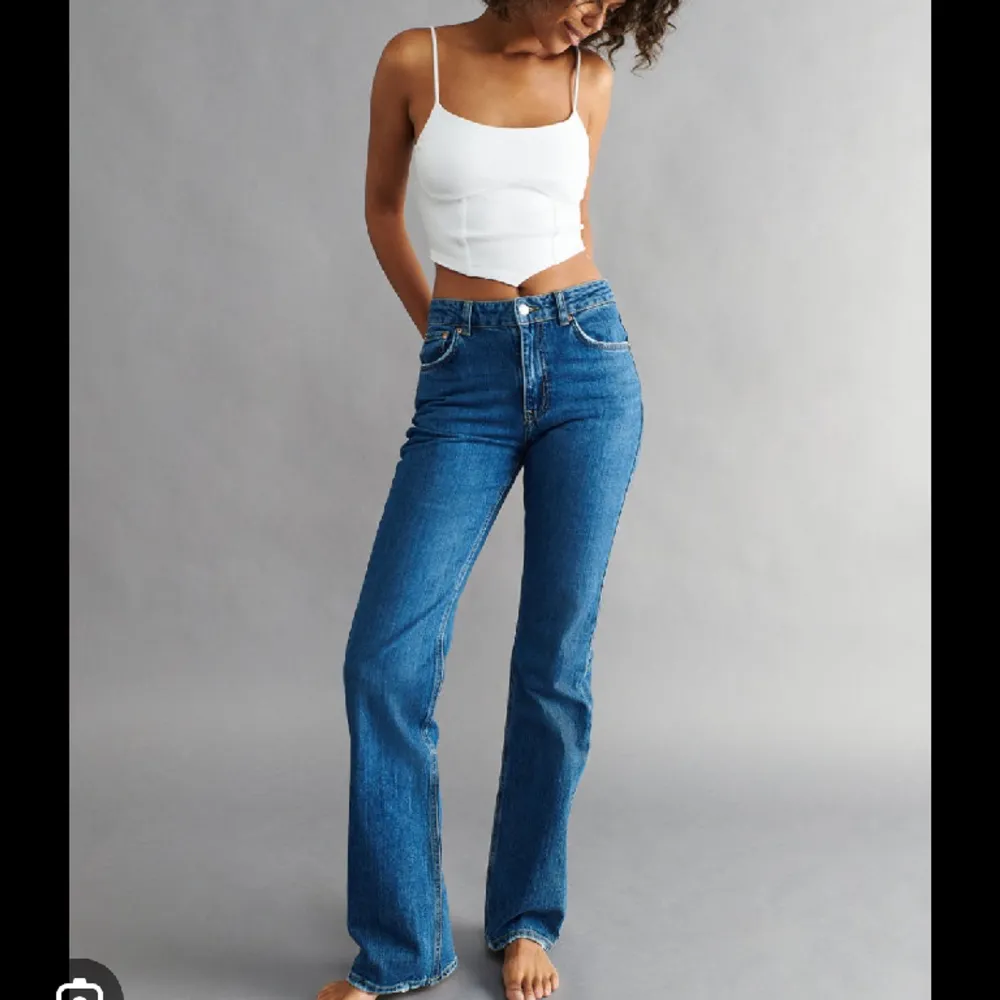 säljer dessa fina ”full length flare jeans” från ginatricot🙌 köpta för ca ett år sen, just nu slutsålt i app o de flesta affärer. pris kan diskuteras! köptes för 500kr. strl 36 men sitter mer som 32-34. Jeans & Byxor.