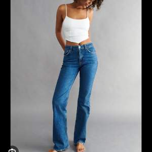 säljer dessa fina ”full length flare jeans” från ginatricot🙌 köpta för ca ett år sen, just nu slutsålt i app o de flesta affärer. pris kan diskuteras! köptes för 500kr. strl 36 men sitter mer som 32-34