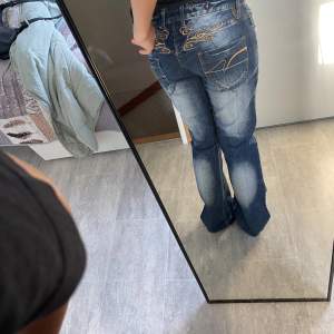 Super fina Lågmidjade jeans med fin design där på bakfickorna, tyvärr är de lite för stora som det syns på bilden och byxorna skulle jag säga passa någon som är 162-168 cm, priset går givetvis att diskutera🩷