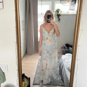Sommarklänning - Jättefin sommarklänning med blommönster. Använd 1 gång och går att justera i midja (storleken kan anpassas mellan xs-M ungefär)
