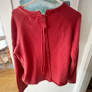 stickad tröja - stickad tröja med cool knyt detalj!! använd gärna köp nu