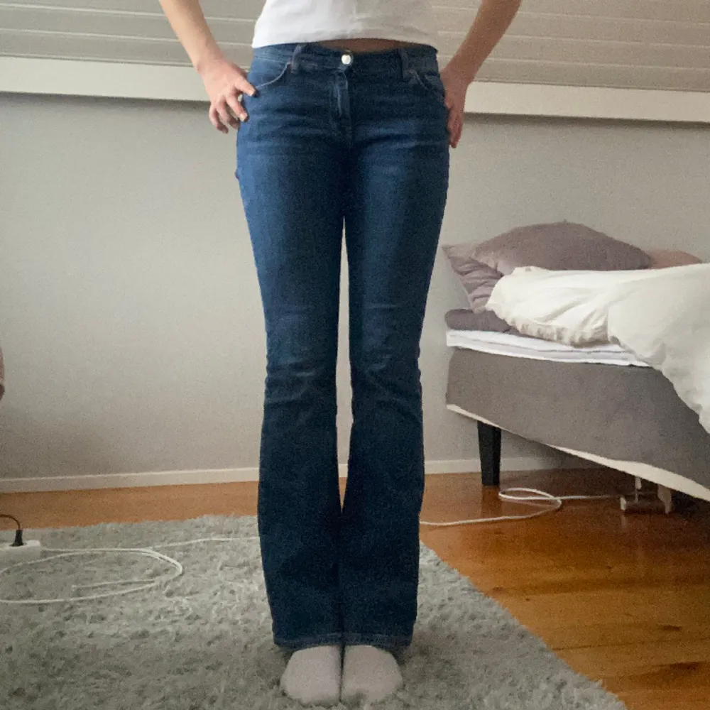 Säljer ett par jätte fina mörkblåa Bootcut jeans från Gina för 200 kr+frakt🩷🩷Skriv för mer bilder!!. Jeans & Byxor.