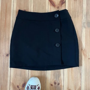 Svart minikjol - Svart minikjol från Bershka. Aldrig använd!