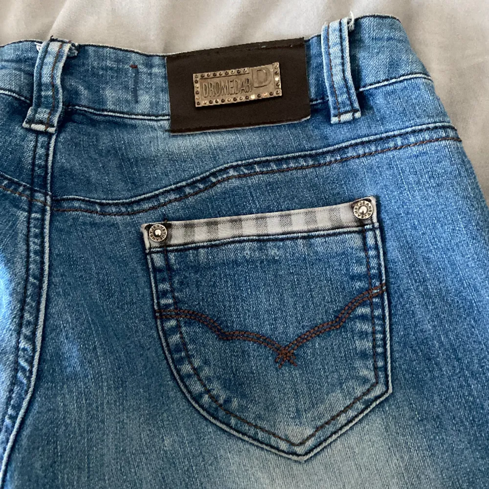 Jätte fina blåa jeans i storlek S/M säljer för att dom är lite för stora på mig!. Jeans & Byxor.
