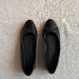 Ballerinaskor - Supersöta ballerinaskor med rosett som tyvärr är för små för mig. Stl 37 men små i storleken, passar 36. Använd en gång