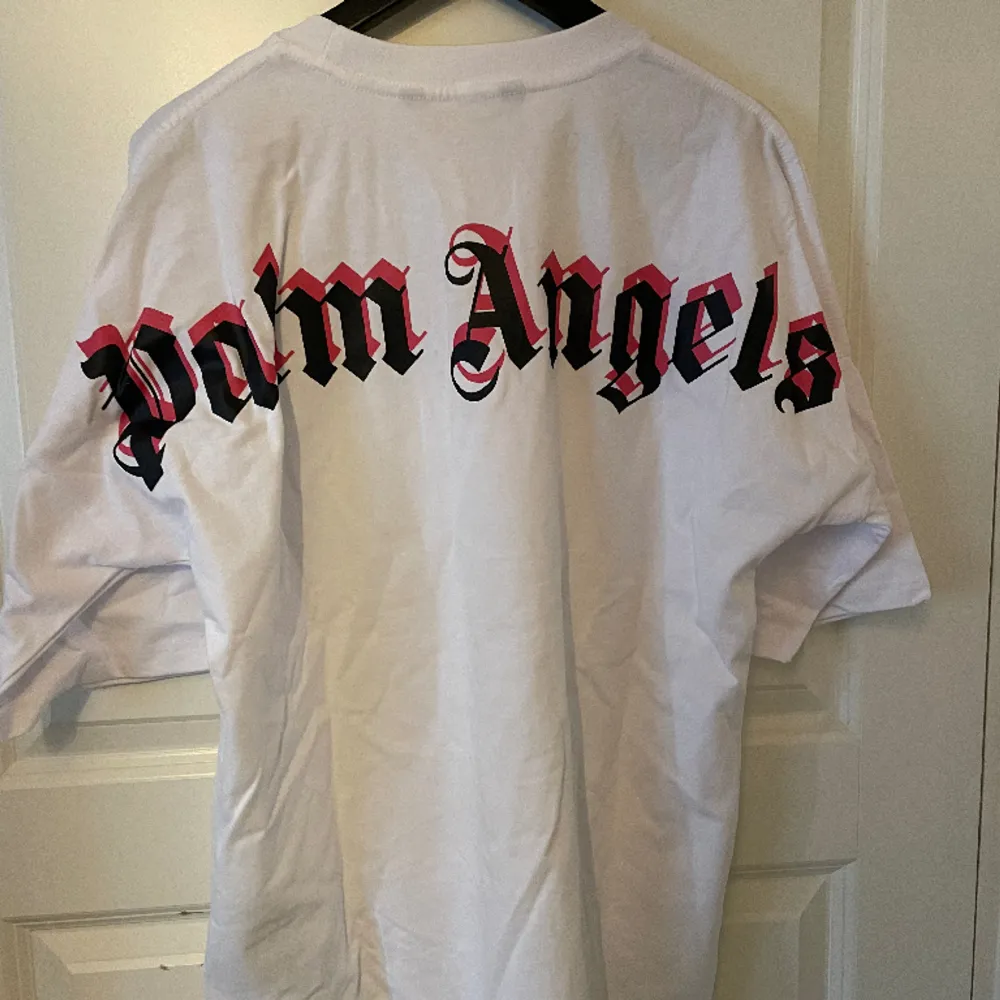 Säljer min Palm angels T-shirt. Aldrig använd. Storlek M. Fake!. T-shirts.