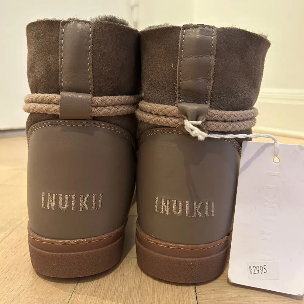 Helt nya inuikii skor i storlek 37, aldrig använda med prislapp och lådan kvar💕nypris 2995kr. Skor.