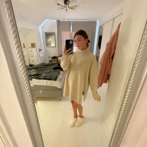 Stickad kort klänning  - Såå mysig och fin stickad klänning ifrån Zara, snygg till vardags men även festligare tillfällen😍😍