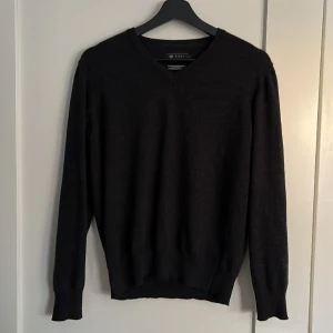 V-ringad riley tröja  - Knappt använd, jätte bra skick, det står att tröjan är i L fast den passar mig perfekt som har S/M. Färg grå/svart. 