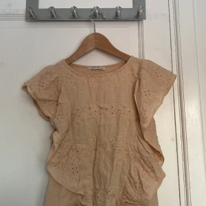 Blus - Beige blus med fint mönster🙏 Ganska använd, priset kan självklart diskuteras!!