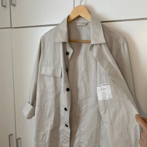 Jacka  - Väldigt stilig jacka passar perfekt vid sommar eller hös  Stolk m men passar även s 