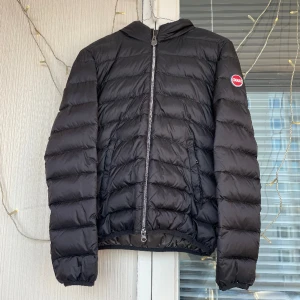 COLMAR jacka  - Säljer min fina Colmar jacka som i princip är i nyskick, använd fåtal gånger. 